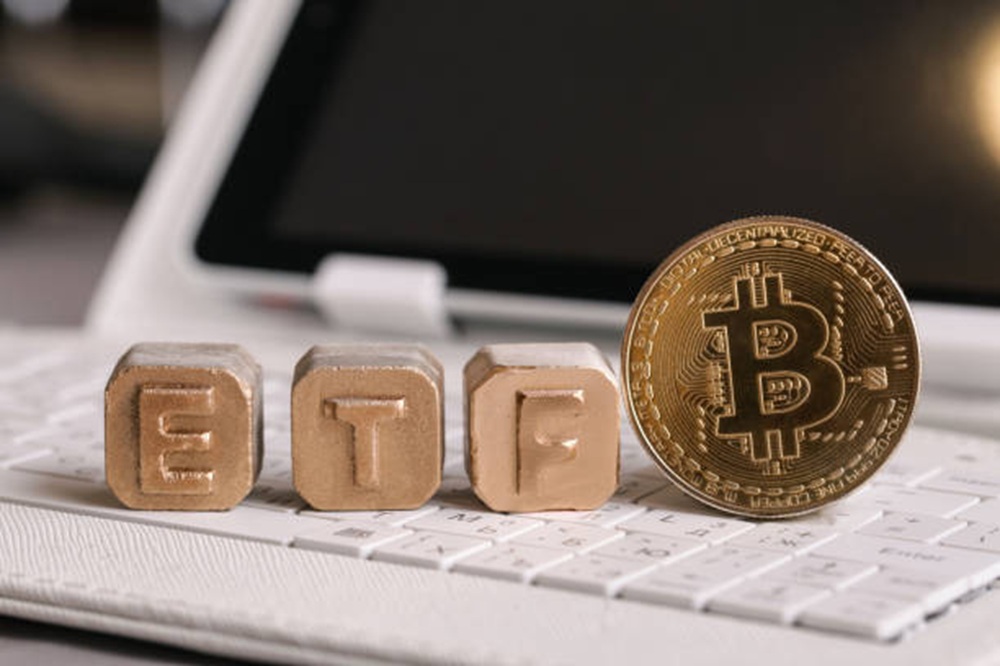 Bitcoin Spot ETFs Break 4-Week Positive Streak With $296M Outflow